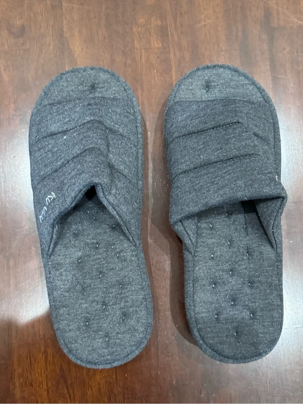 NWT Kuailu Men’s Gray Quilted Slippers | Size 12 | Cozy Memory Foam Slides